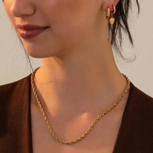 NEW TWISTED 18K GOLD CHAIN NECKLACE, NICE NECKLACE, CUTE NECKLACE